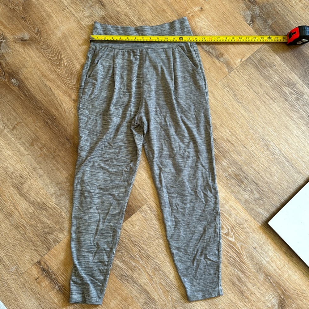 Vuori small grey cropped pants